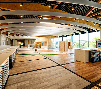 Hochwertige Architekturfotografie der Ausstellung für Holzböden in Südlohn, Nordrhein-Westfalen.