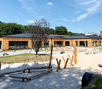 Hochwertige Architekturfotografie der Kita in Holzbauweise, Jülich, Nordrhein-Westfalen.