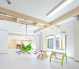 Hochwertige Architekturfotografie – Kita Sportraum in Holzbauweise in Jülich, Nordrhein-Westfalen.