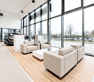 Lounge Bereich beim Nissan Autohaus Brömmler in Altenberge
