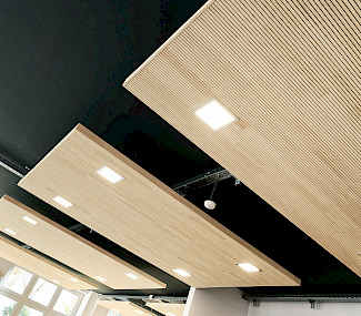 Holzdecken Konstruktion der Mitarbeiterkantine, Münsterland.