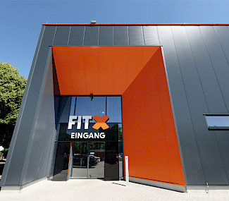 Eingang des FitX Fitnessstudios in Münster-Kinderhaus, Nordrhein–Westfalen.