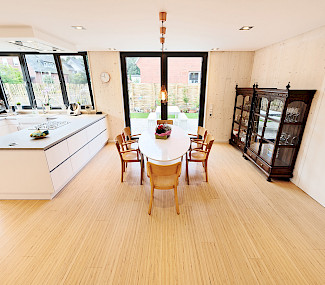 Wohnküche mit Holzboden
